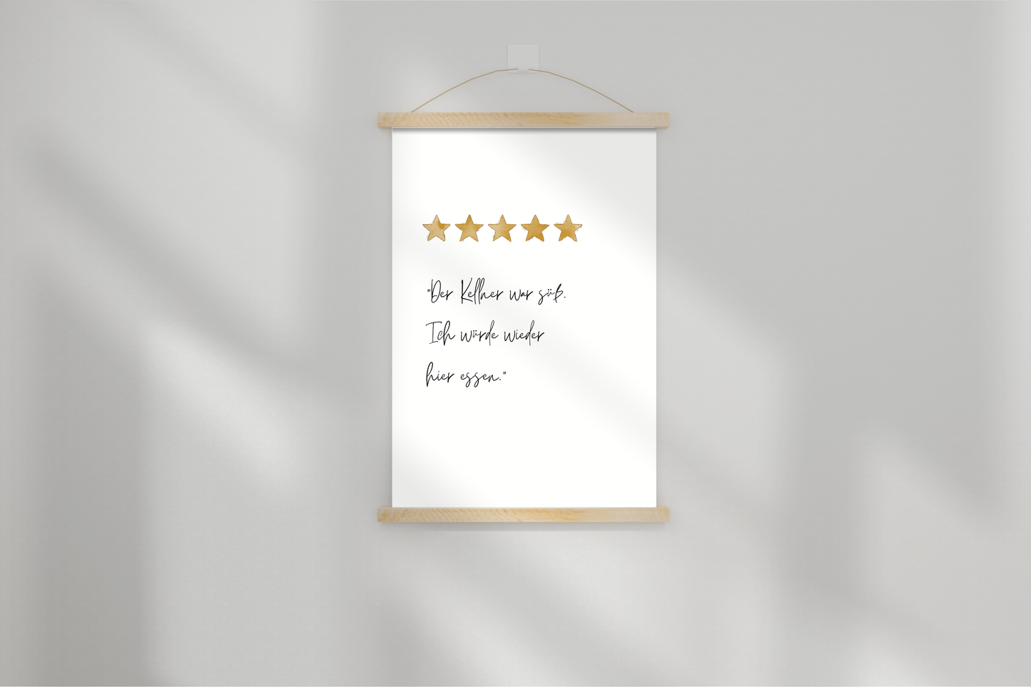 Typografisches Poster mit goldenen Sternen und Spruch „Der Kellner war süß. Ich würde wieder hier essen.“ – humorvolles Wandbild von FranziGruDesign
