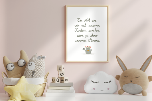 Poster mit Zitat „Die Art wie wir mit unseren Kindern sprechen, wird zu ihrer inneren Stimme.“ mit Illustration einer Gießkanne voller Blumen, erhältlich in A4 und A3