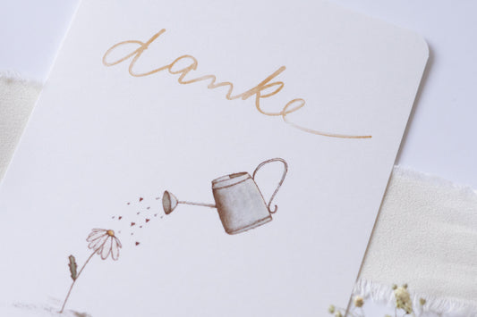 Postkarte Danke mit Illustration einer Blume und Gießkanne – zarte Dankeskarte