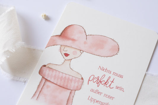 Postkarte mit Illustration einer Frau im Hut und rosa Kleid, Zitat „Nichts muss perfekt sein, außer roter Lippenstift“