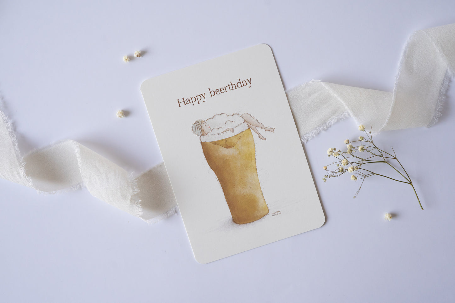 Lustige Postkarte „Happy Beerthday“ mit Illustration einer Person im Bierglas – originelle Geburtstagskarte für Bierliebhaber:innen, Männer und Frauen.