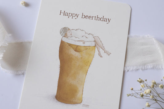 Lustige Postkarte „Happy Beerthday“ mit Illustration einer Person im Bierglas – originelle Geburtstagskarte für Bierliebhaber:innen, Männer und Frauen.
