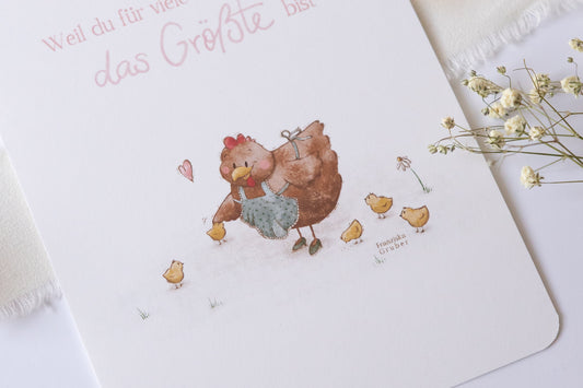 Postkarte mit Illustration einer Henne und Küken, Text „Weil du für viele kleine Herzen das Größte bist“