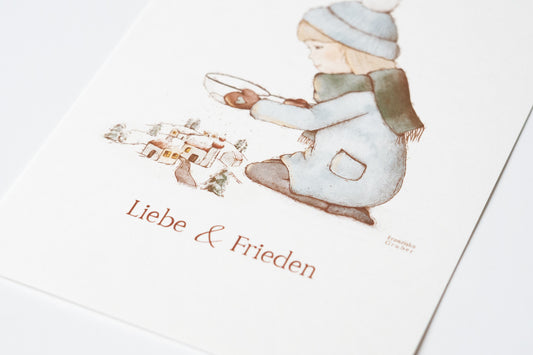 Postkarte mit winterlicher Illustration eines Kindes vor einem Dorf und dem Text „Liebe & Frieden“, Weihnachtskarte A6 von FranziGruDesign