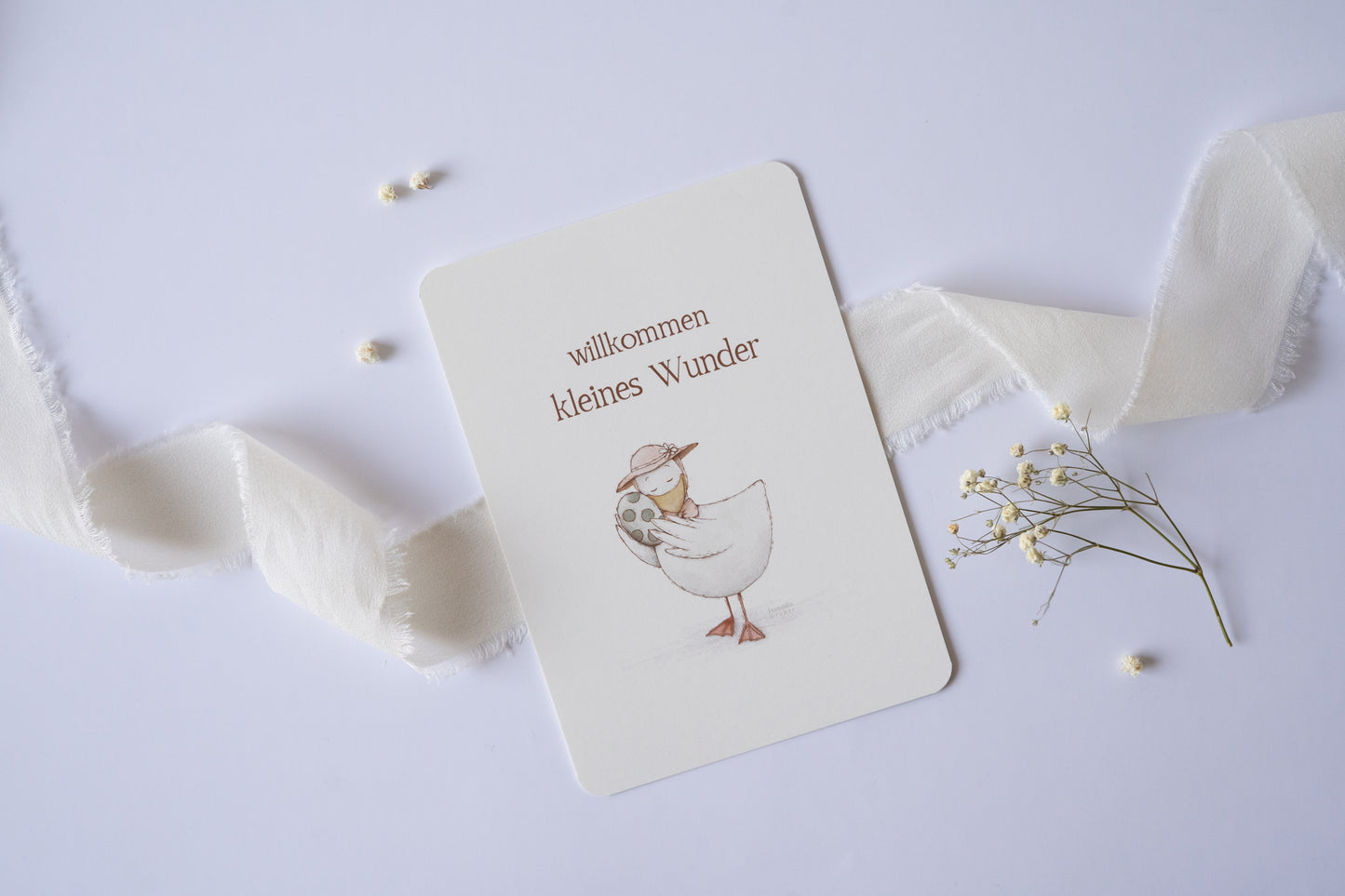 Postkarte „Willkommen kleines Wunder“ mit Illustration einer Gans und Ei – liebevolle Geburtskarte oder Taufkarte für Babys, hochwertiger Druck auf Naturpapier.