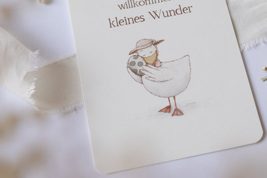 Postkarte „Willkommen kleines Wunder“ mit Illustration einer Gans und Ei – liebevolle Geburtskarte oder Taufkarte für Babys, hochwertiger Druck auf Naturpapier.