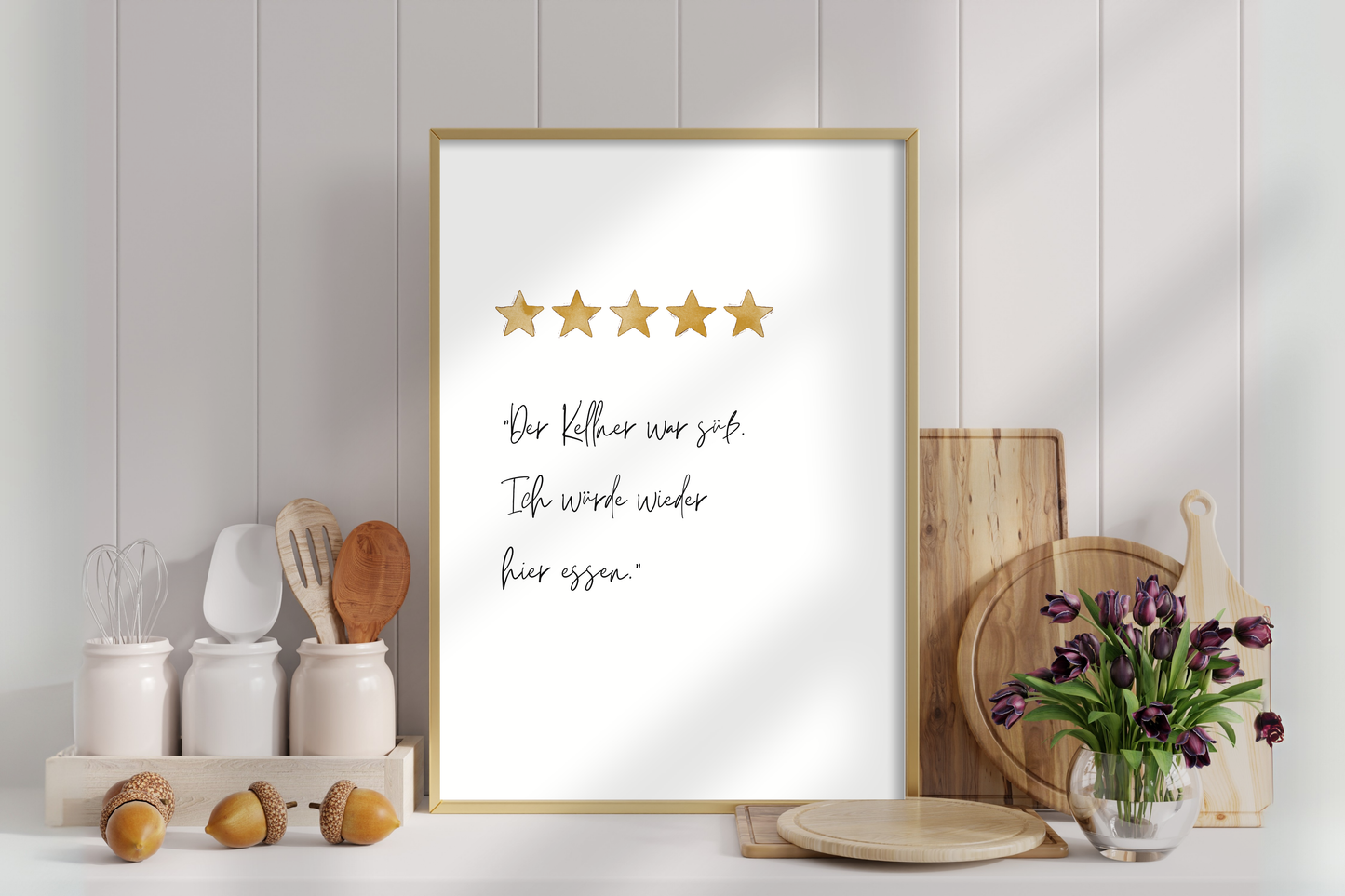 Typografisches Poster mit goldenen Sternen und Spruch „Der Kellner war süß. Ich würde wieder hier essen.“ – humorvolles Wandbild von FranziGruDesign