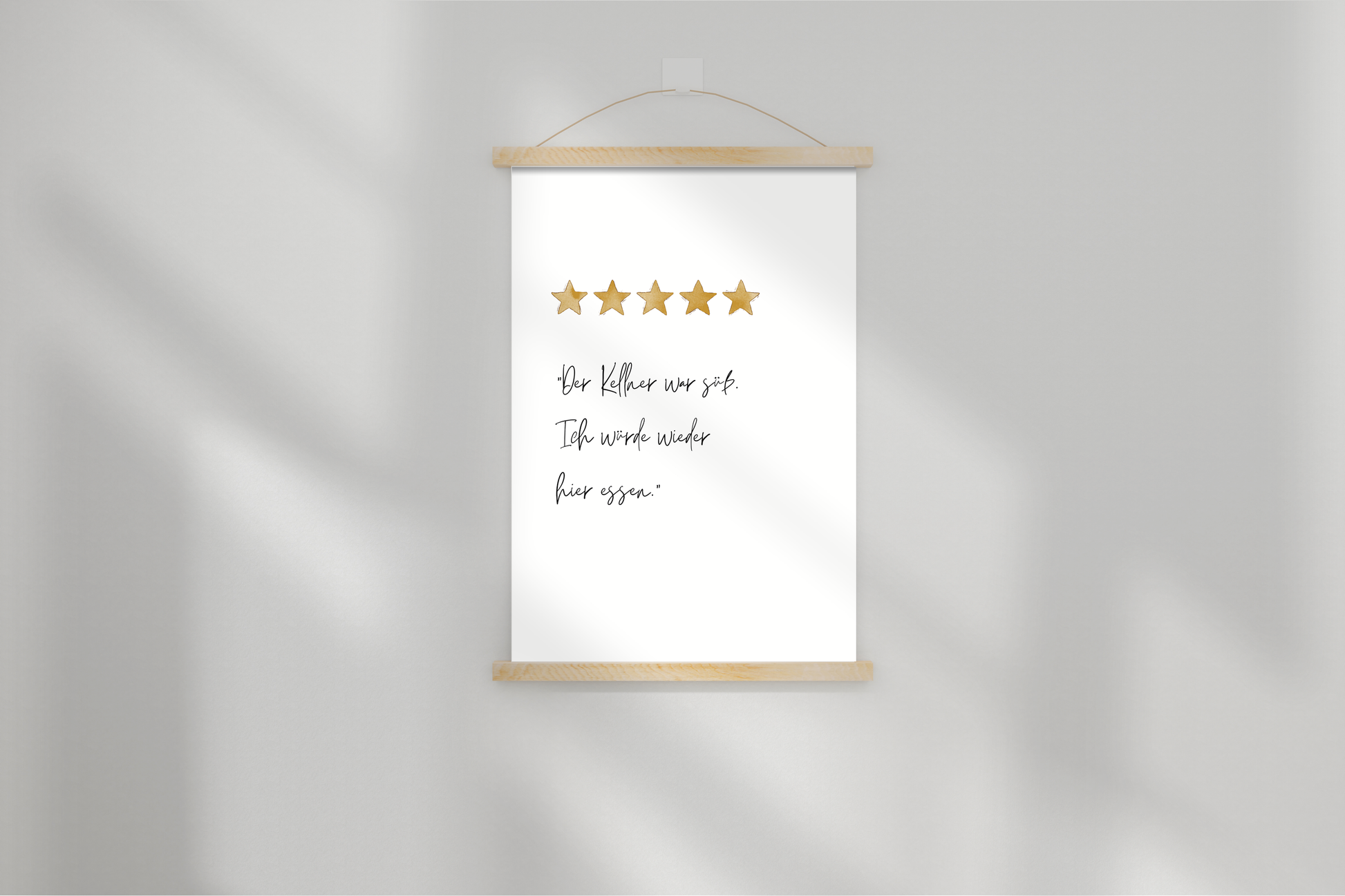 Typografisches Poster mit goldenen Sternen und Spruch „Der Kellner war süß. Ich würde wieder hier essen.“ – humorvolles Wandbild von FranziGruDesign