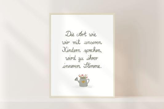 Poster mit Zitat „Die Art wie wir mit unseren Kindern sprechen, wird zu ihrer inneren Stimme.“ mit Illustration einer Gießkanne voller Blumen, erhältlich in A4 und A3