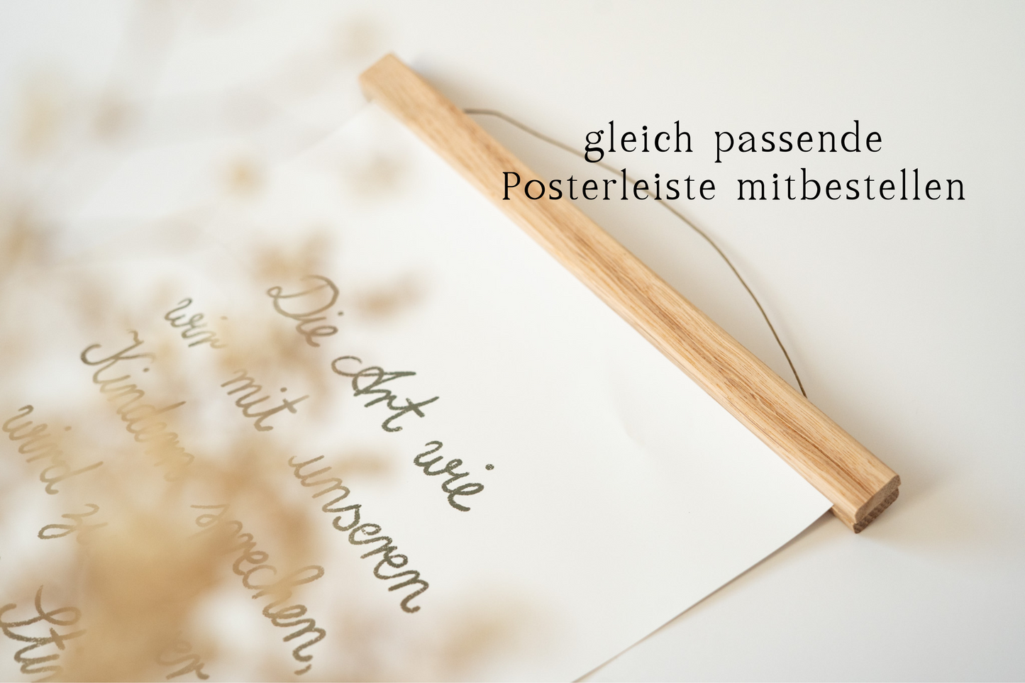 Poster mit Zitat „Die Art wie wir mit unseren Kindern sprechen, wird zu ihrer inneren Stimme.“ mit Illustration einer Gießkanne voller Blumen, erhältlich in A4 und A3