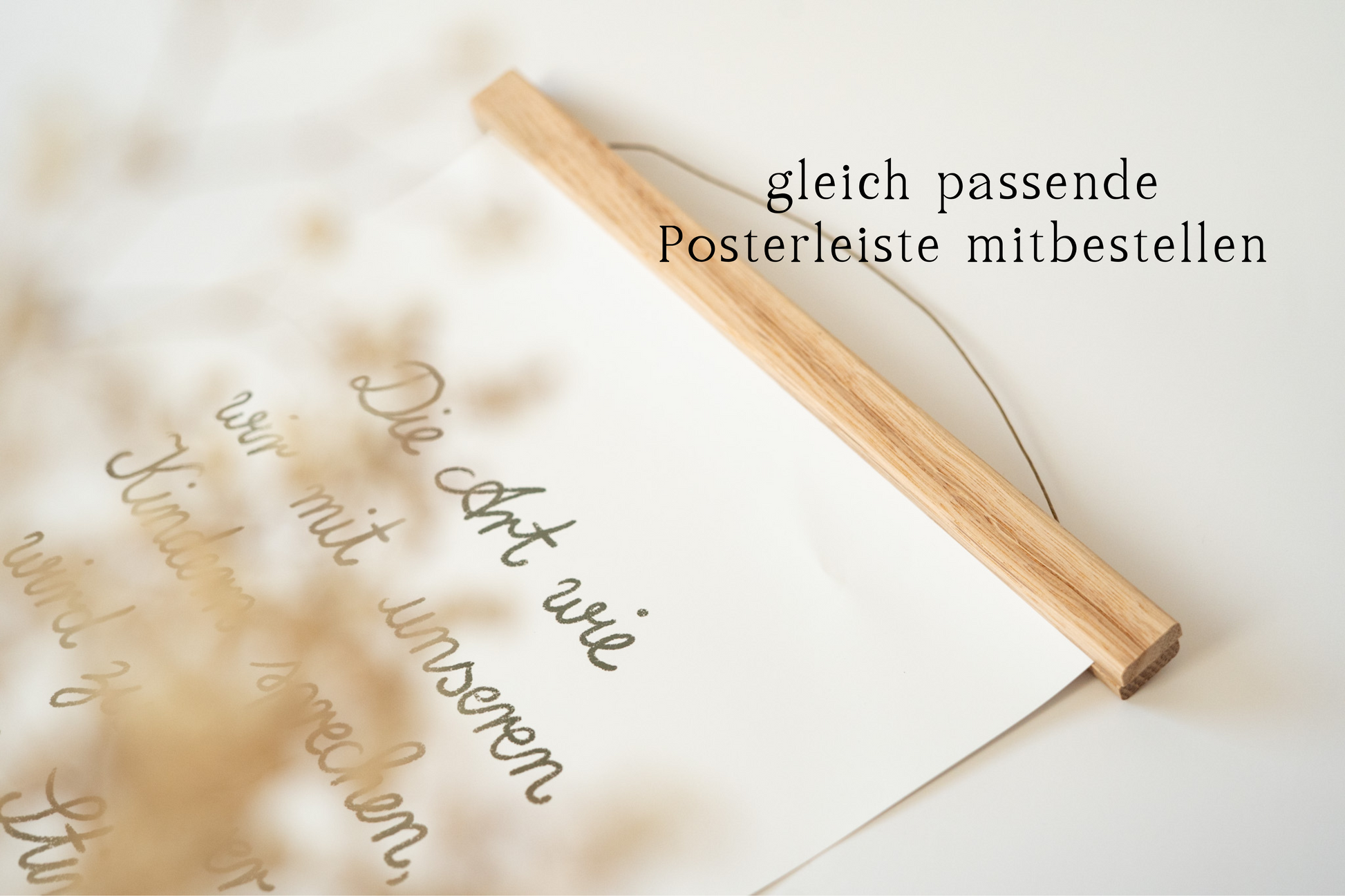 Poster mit Zitat „Die Art wie wir mit unseren Kindern sprechen, wird zu ihrer inneren Stimme.“ mit Illustration einer Gießkanne voller Blumen, erhältlich in A4 und A3