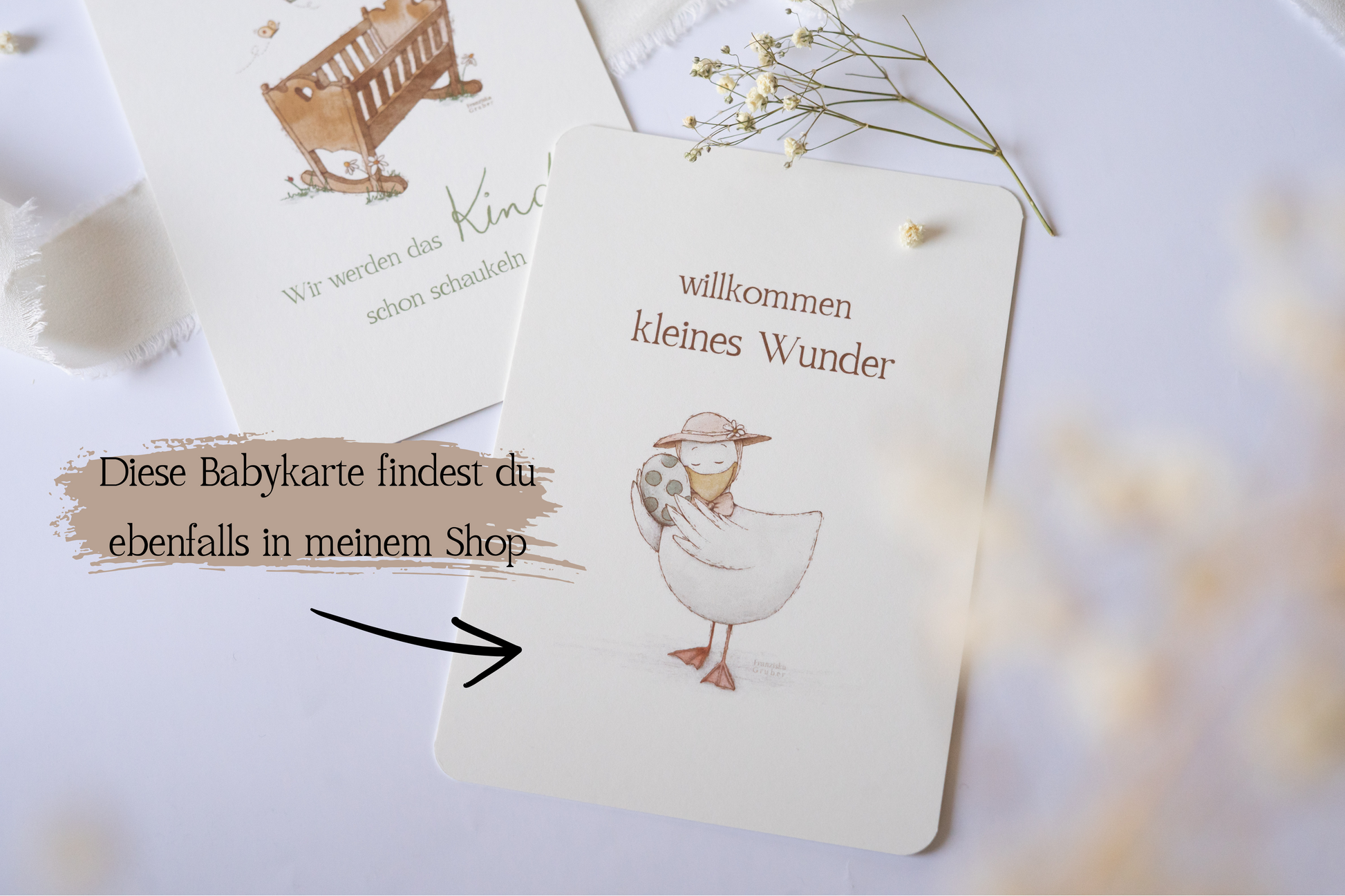 Postkarte mit handgezeichneter Babywiege und dem Spruch „Wir werden das Kind schon schaukeln“ – liebevolle Karte zur Geburt oder Taufe.