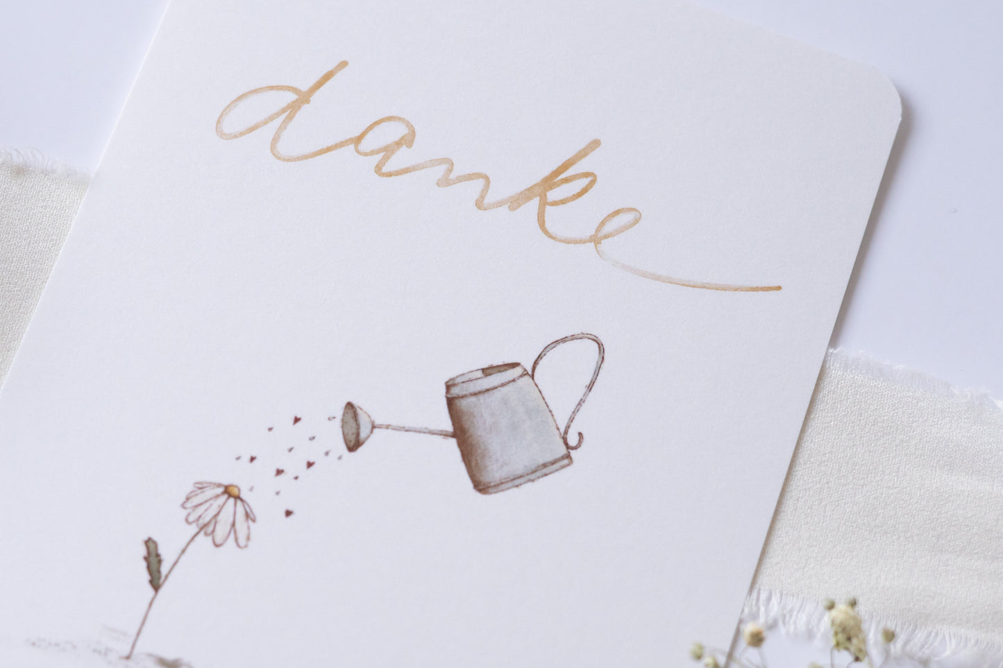 Postkarte Danke mit Illustration einer Blume und Gießkanne – zarte Dankeskarte