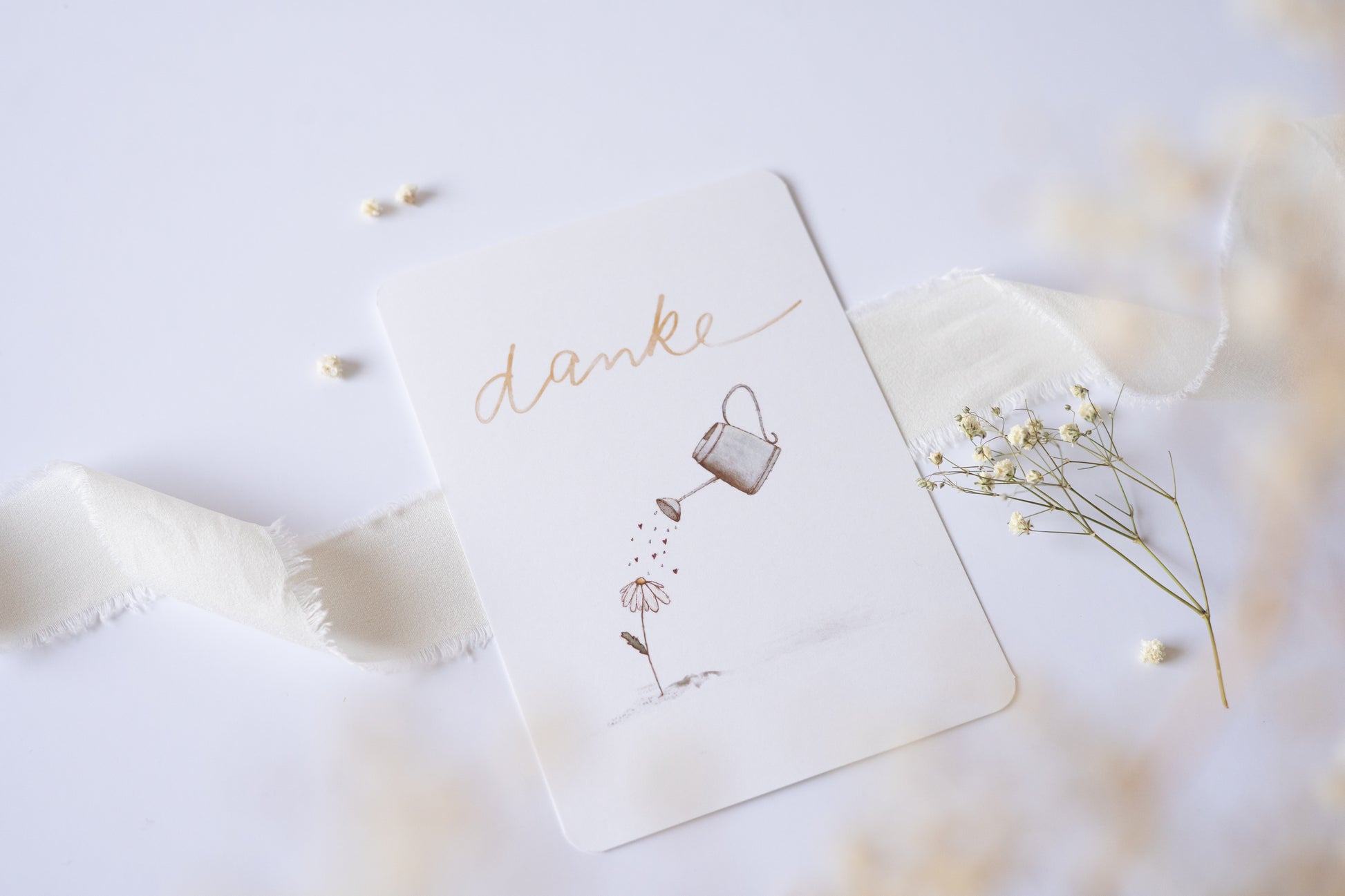 Postkarte Danke mit Illustration einer Blume und Gießkanne – zarte Dankeskarte