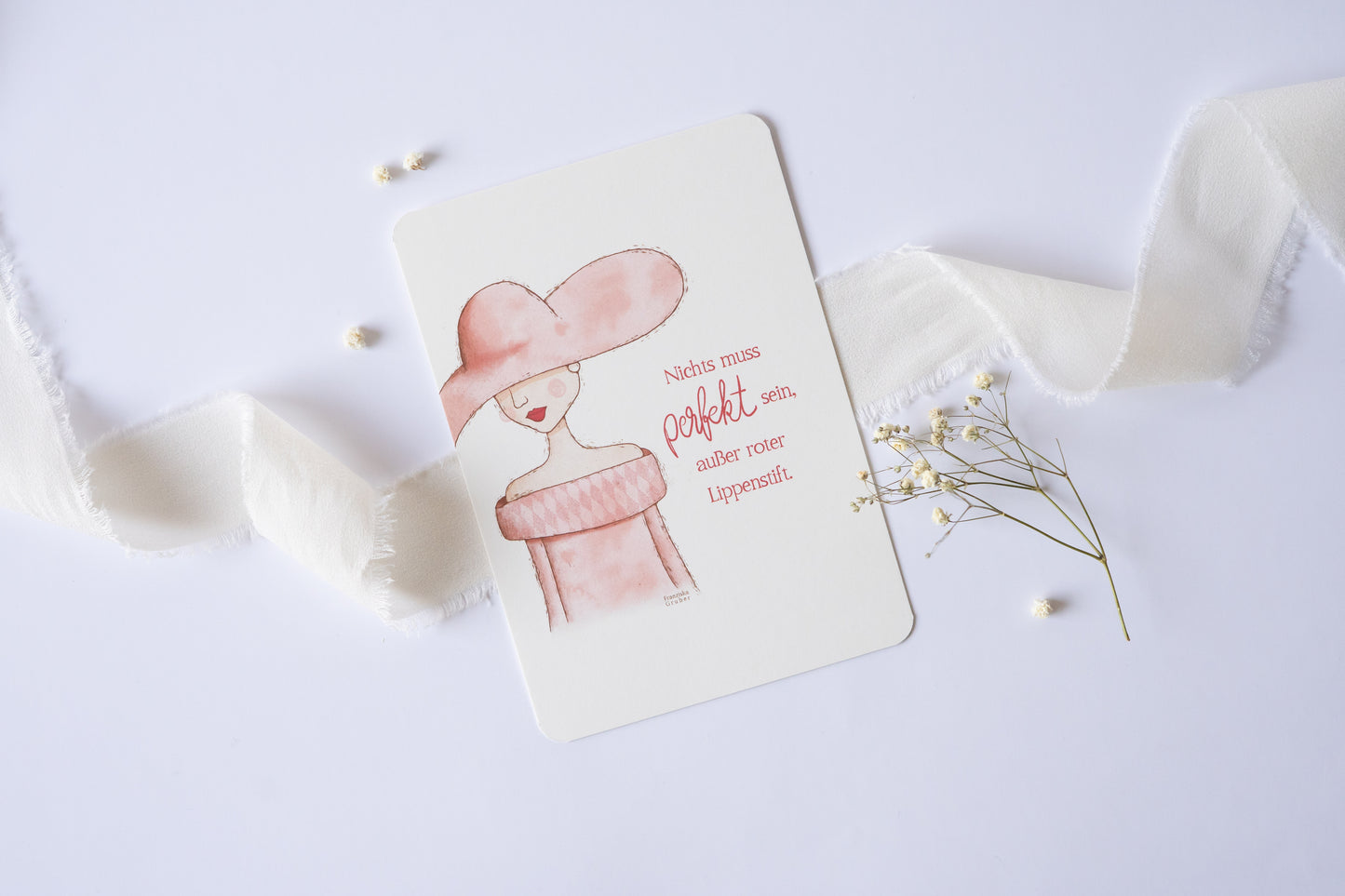 Postkarte mit Illustration einer Frau im Hut und rosa Kleid, Zitat „Nichts muss perfekt sein, außer roter Lippenstift“