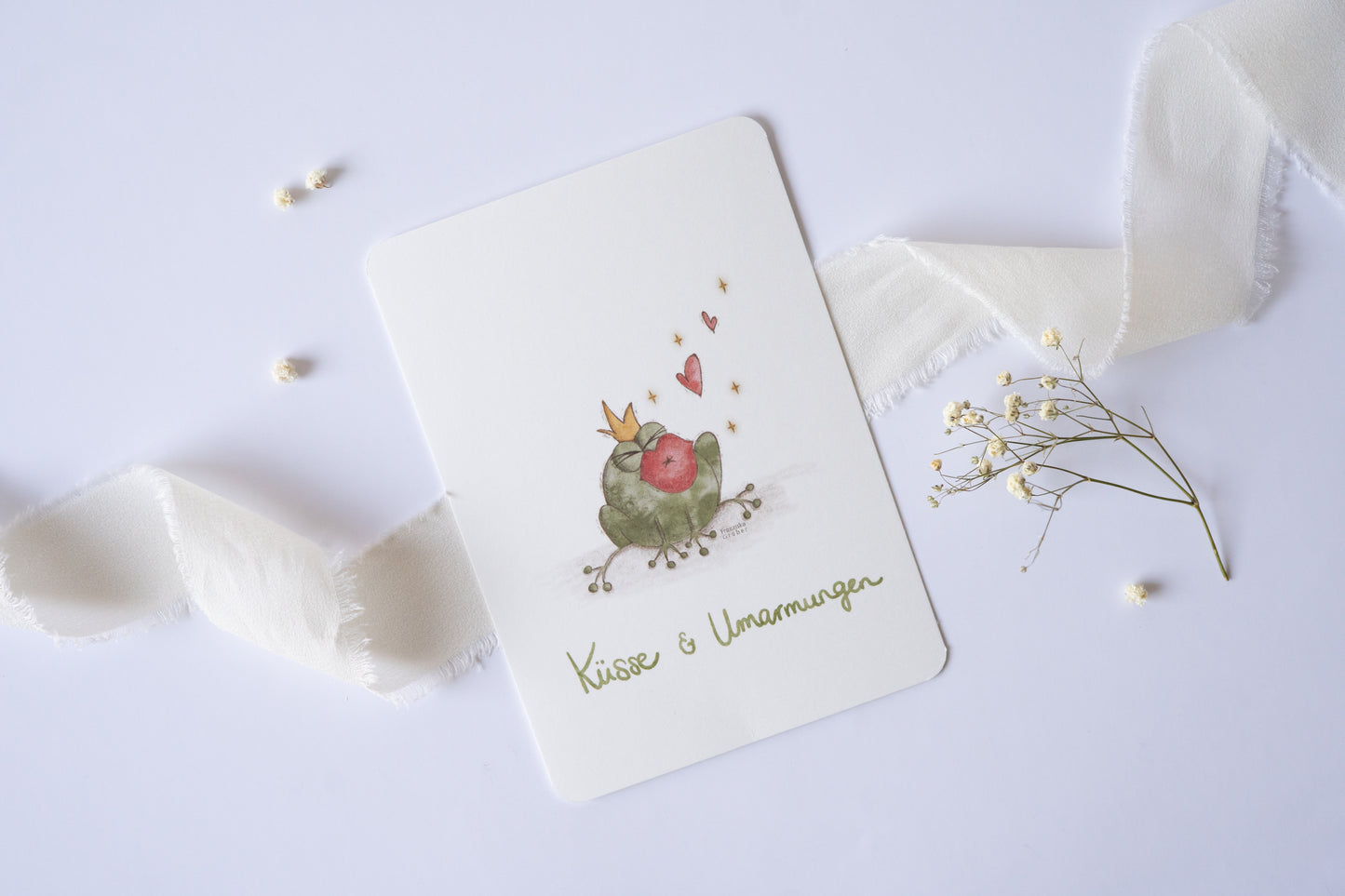 Postkarte mit Froschkönig-Illustration, großem Kussmund und dem Text „Küsse & Umarmungen“ – romantische und fröhliche Karte für Geburtstag, Valentinstag, Hochzeit oder Jahrestag.