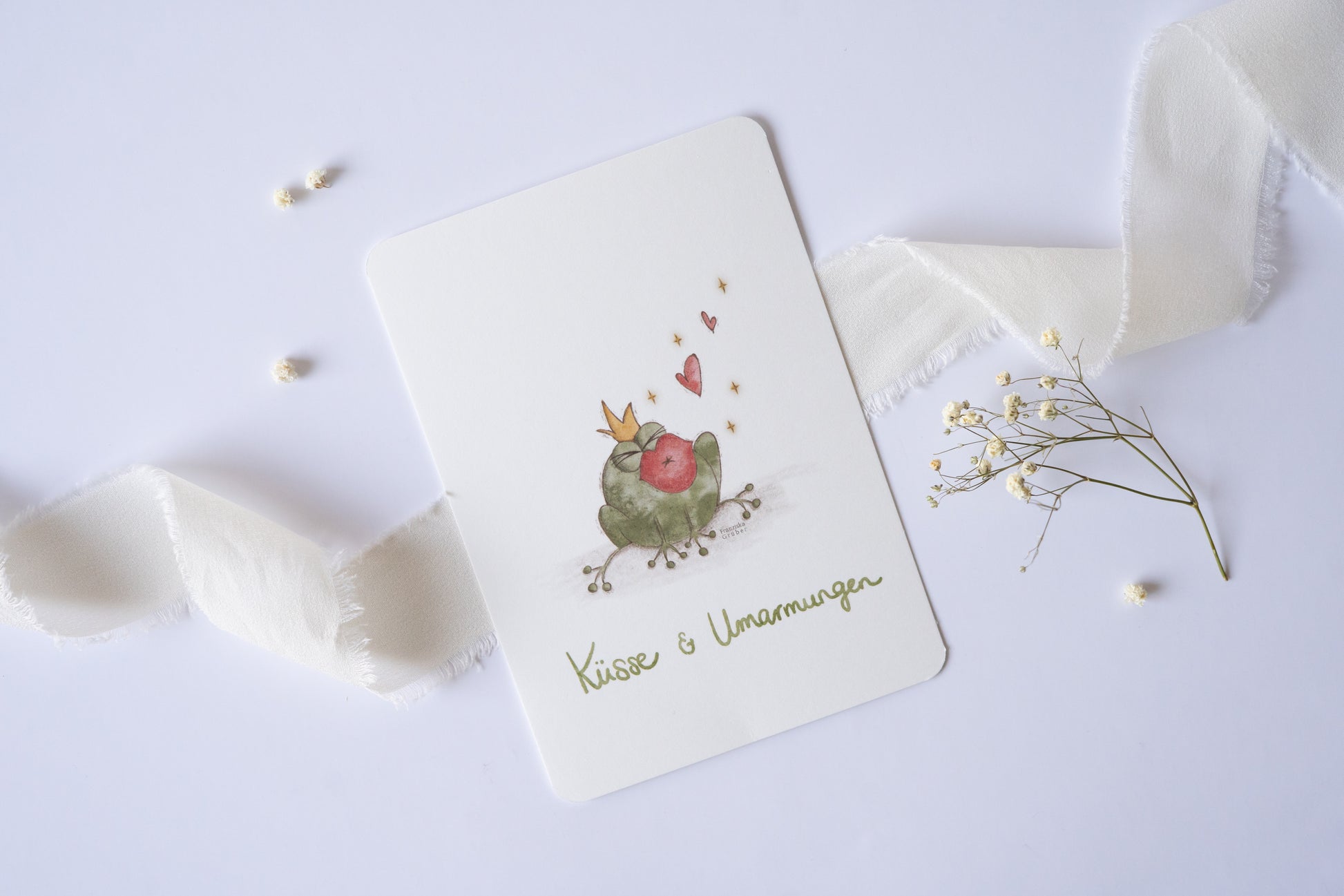 Postkarte mit Froschkönig-Illustration, großem Kussmund und dem Text „Küsse & Umarmungen“ – romantische und fröhliche Karte für Geburtstag, Valentinstag, Hochzeit oder Jahrestag.