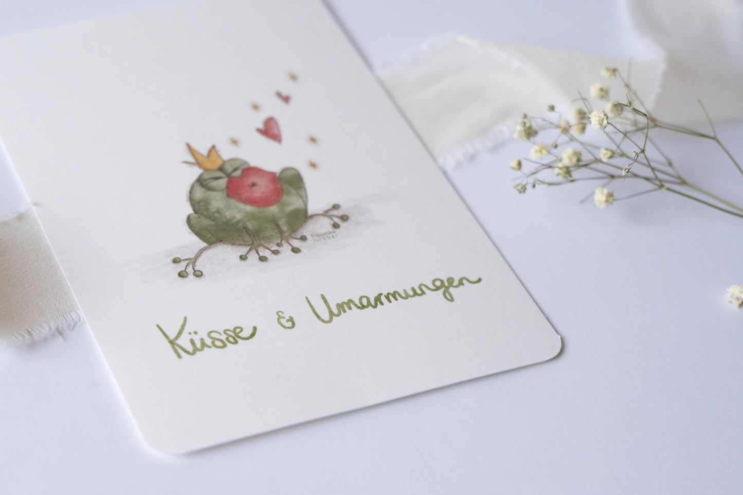 Postkarte mit Froschkönig-Illustration, großem Kussmund und dem Text „Küsse & Umarmungen“ – romantische und fröhliche Karte für Geburtstag, Valentinstag, Hochzeit oder Jahrestag.