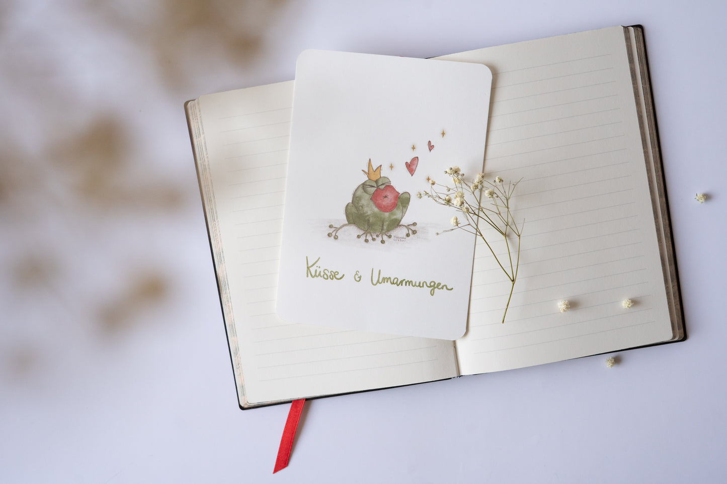Postkarte mit Froschkönig-Illustration, großem Kussmund und dem Text „Küsse & Umarmungen“ – romantische und fröhliche Karte für Geburtstag, Valentinstag, Hochzeit oder Jahrestag.