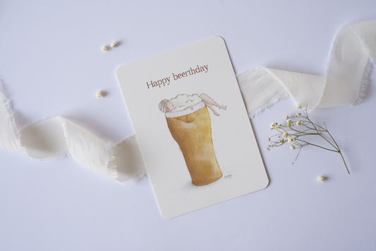 Lustige Postkarte „Happy Beerthday“ mit Illustration einer Person im Bierglas – originelle Geburtstagskarte für Bierliebhaber:innen, Männer und Frauen.