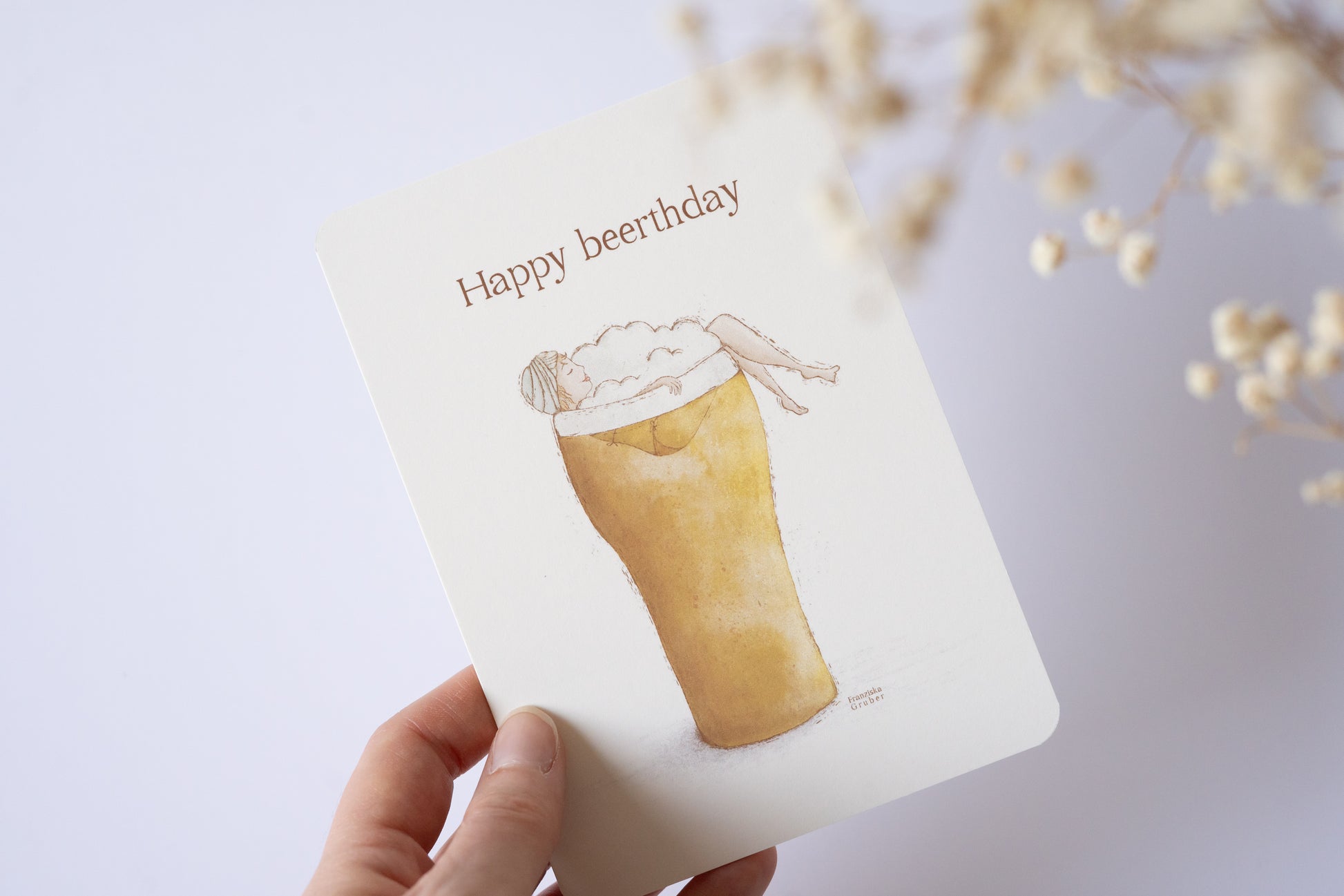 Lustige Postkarte „Happy Beerthday“ mit Illustration einer Person im Bierglas – originelle Geburtstagskarte für Bierliebhaber:innen, Männer und Frauen.