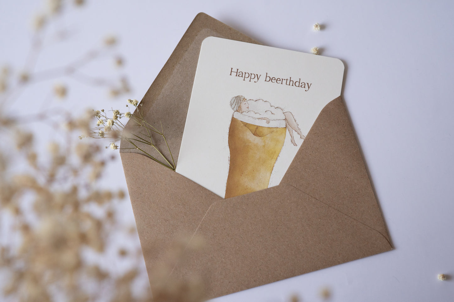 Lustige Postkarte „Happy Beerthday“ mit Illustration einer Person im Bierglas – originelle Geburtstagskarte für Bierliebhaber:innen, Männer und Frauen.