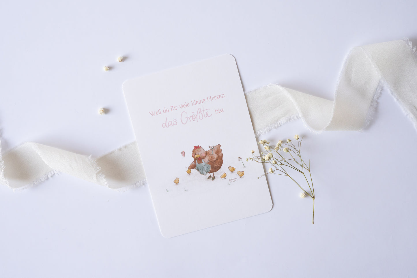 Postkarte mit Illustration einer Henne und Küken, Text „Weil du für viele kleine Herzen das Größte bist“