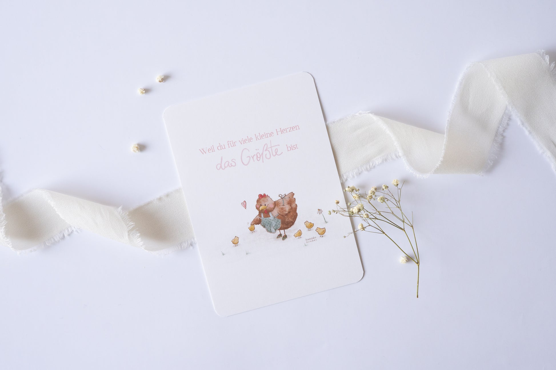 Postkarte mit Illustration einer Henne und Küken, Text „Weil du für viele kleine Herzen das Größte bist“