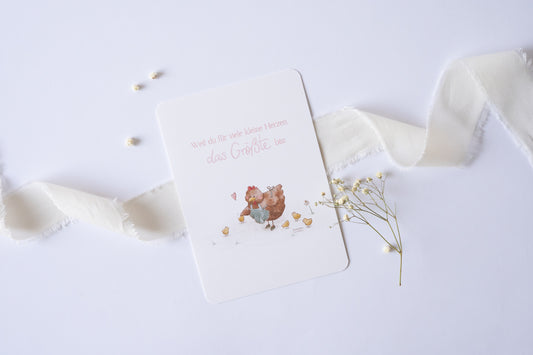 Postkarte mit Illustration einer Henne und Küken, Text „Weil du für viele kleine Herzen das Größte bist“