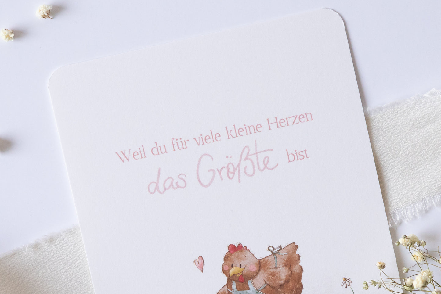 Postkarte mit Illustration einer Henne und Küken, Text „Weil du für viele kleine Herzen das Größte bist“