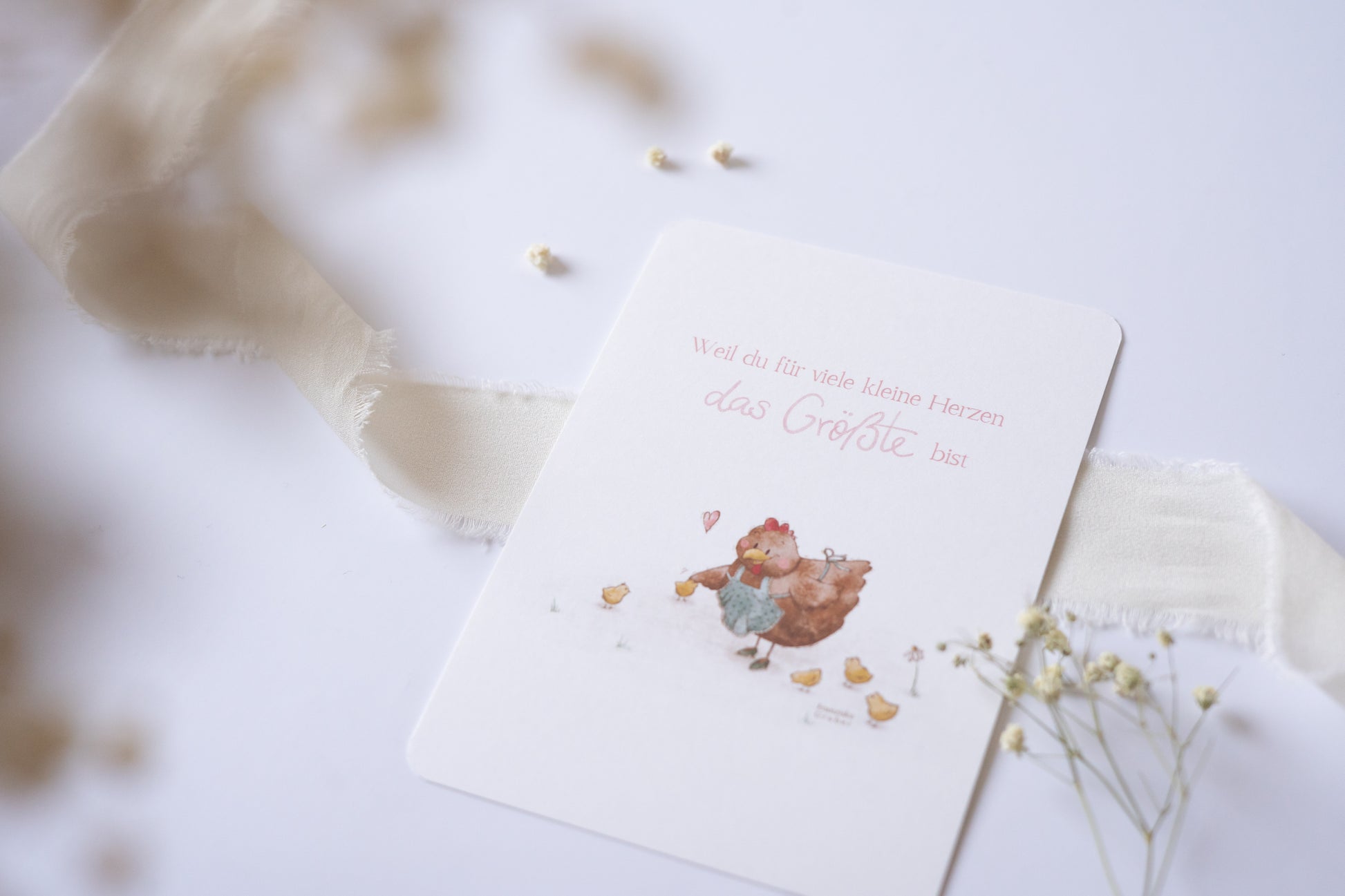 Postkarte mit Illustration einer Henne und Küken, Text „Weil du für viele kleine Herzen das Größte bist“