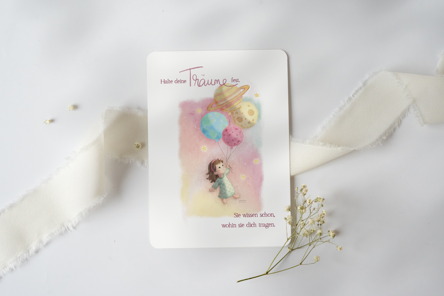 Postkarte DIN A6 Träume festhalten | Mutmacher Spruchkarte mit Mädchen & Planetenballons | Illustration Geschenkidee