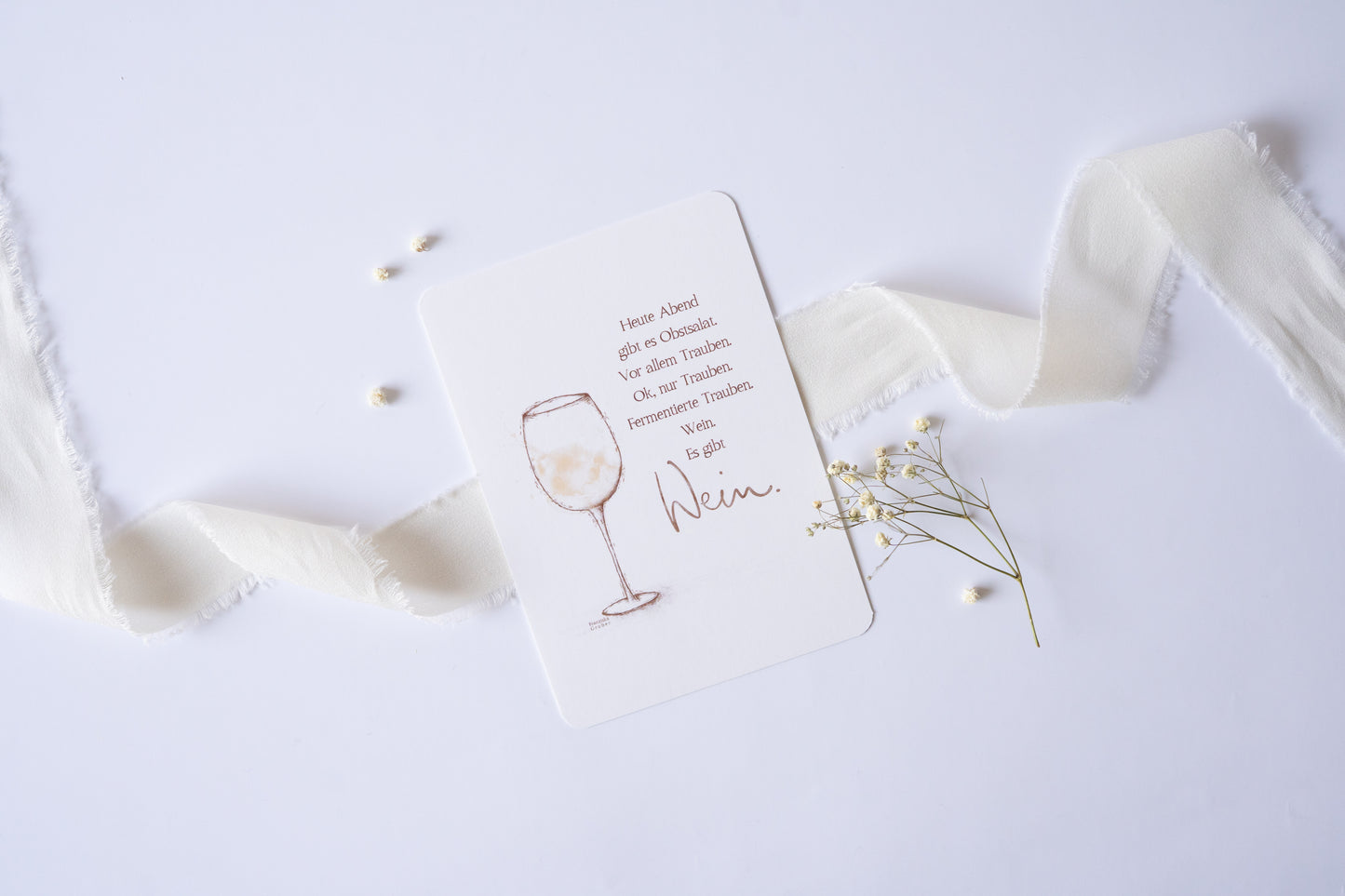 Postkarte mit zarter Illustration eines Weinglases und dem humorvollen Text „Heute Abend gibt es Obstsalat … Wein. Es gibt Wein.“ – lustige Karte für Weinliebhaber