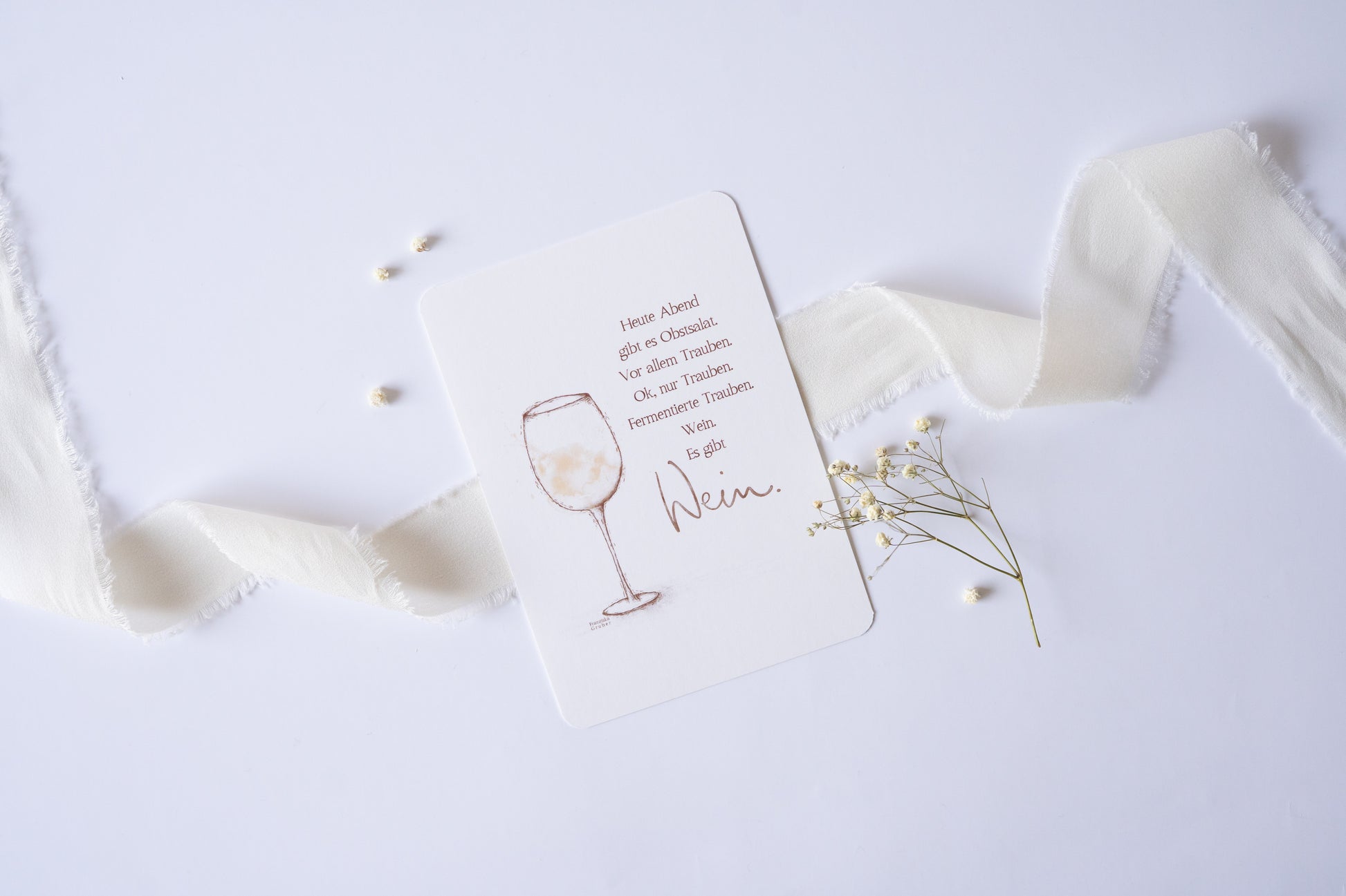 Postkarte mit zarter Illustration eines Weinglases und dem humorvollen Text „Heute Abend gibt es Obstsalat … Wein. Es gibt Wein.“ – lustige Karte für Weinliebhaber