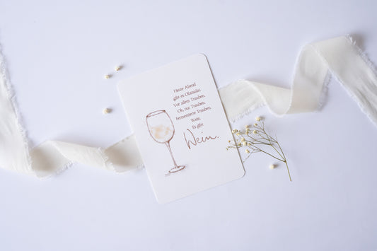Postkarte mit zarter Illustration eines Weinglases und dem humorvollen Text „Heute Abend gibt es Obstsalat … Wein. Es gibt Wein.“ – lustige Karte für Weinliebhaber