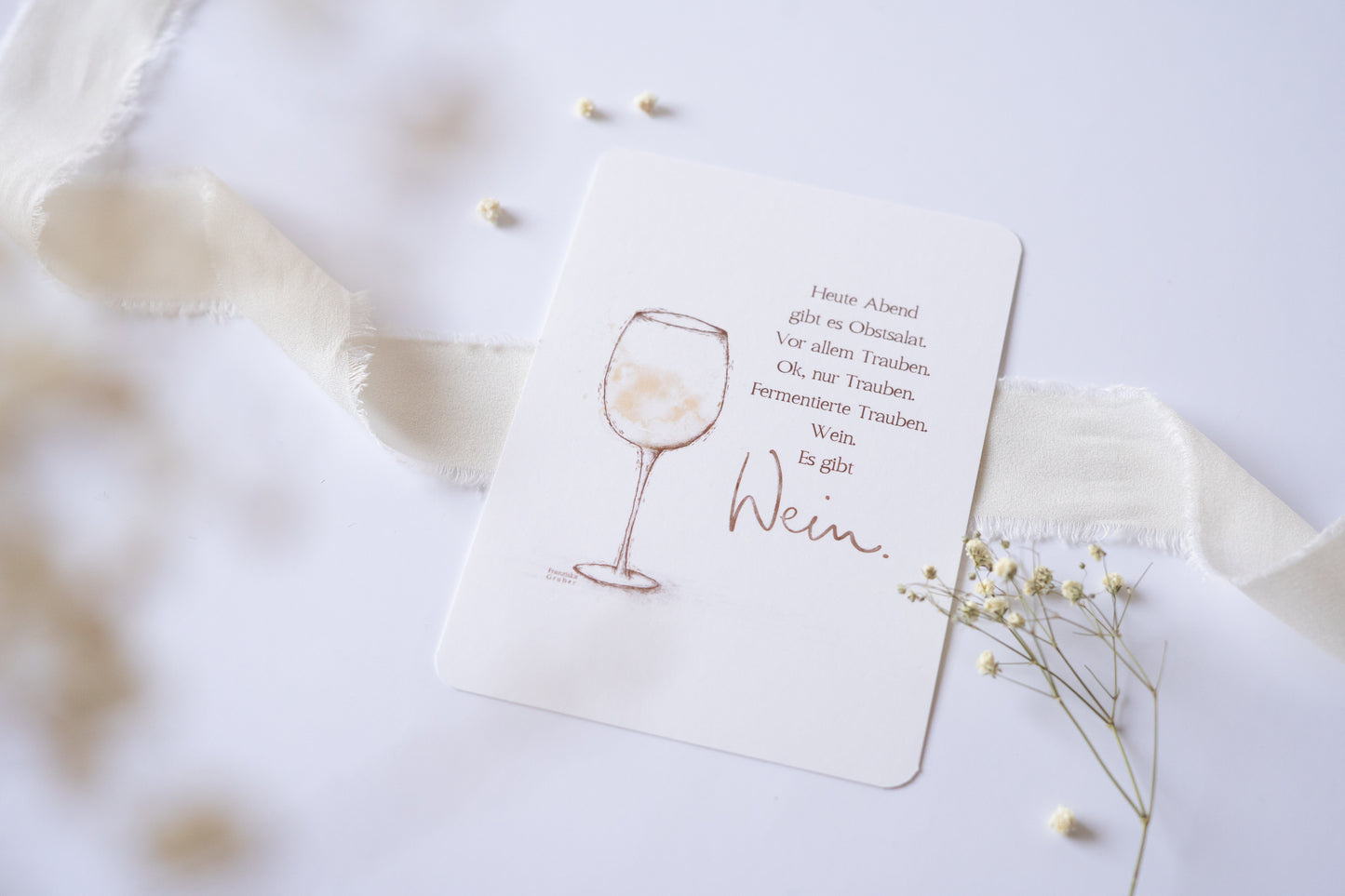 Postkarte mit zarter Illustration eines Weinglases und dem humorvollen Text „Heute Abend gibt es Obstsalat … Wein. Es gibt Wein.“ – lustige Karte für Weinliebhaber