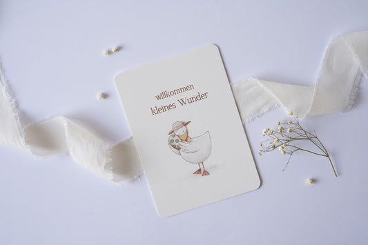 Postkarte „Willkommen kleines Wunder“ mit Illustration einer Gans und Ei – liebevolle Geburtskarte oder Taufkarte für Babys, hochwertiger Druck auf Naturpapier.