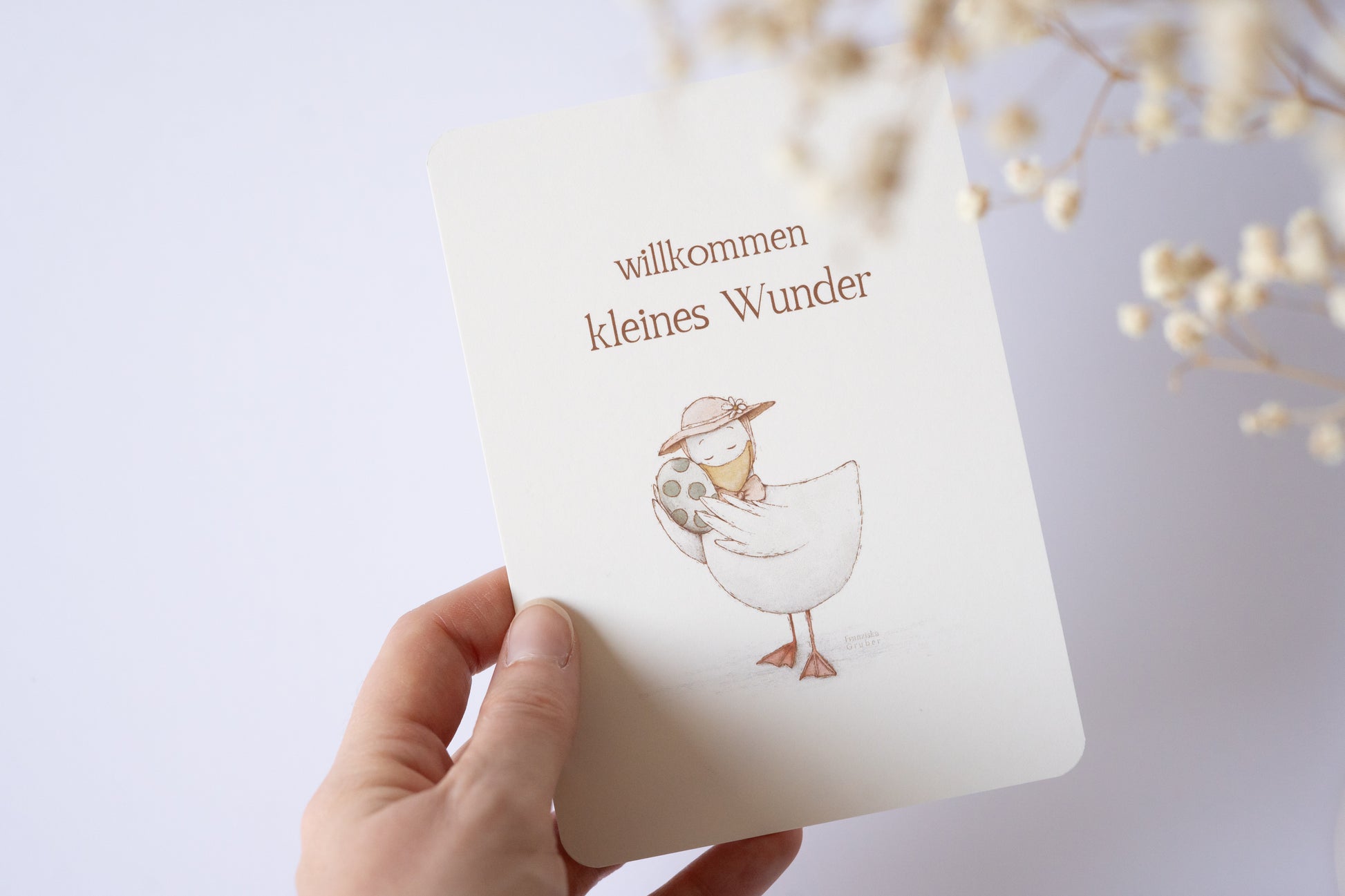 Postkarte „Willkommen kleines Wunder“ mit Illustration einer Gans und Ei – liebevolle Geburtskarte oder Taufkarte für Babys, hochwertiger Druck auf Naturpapier.