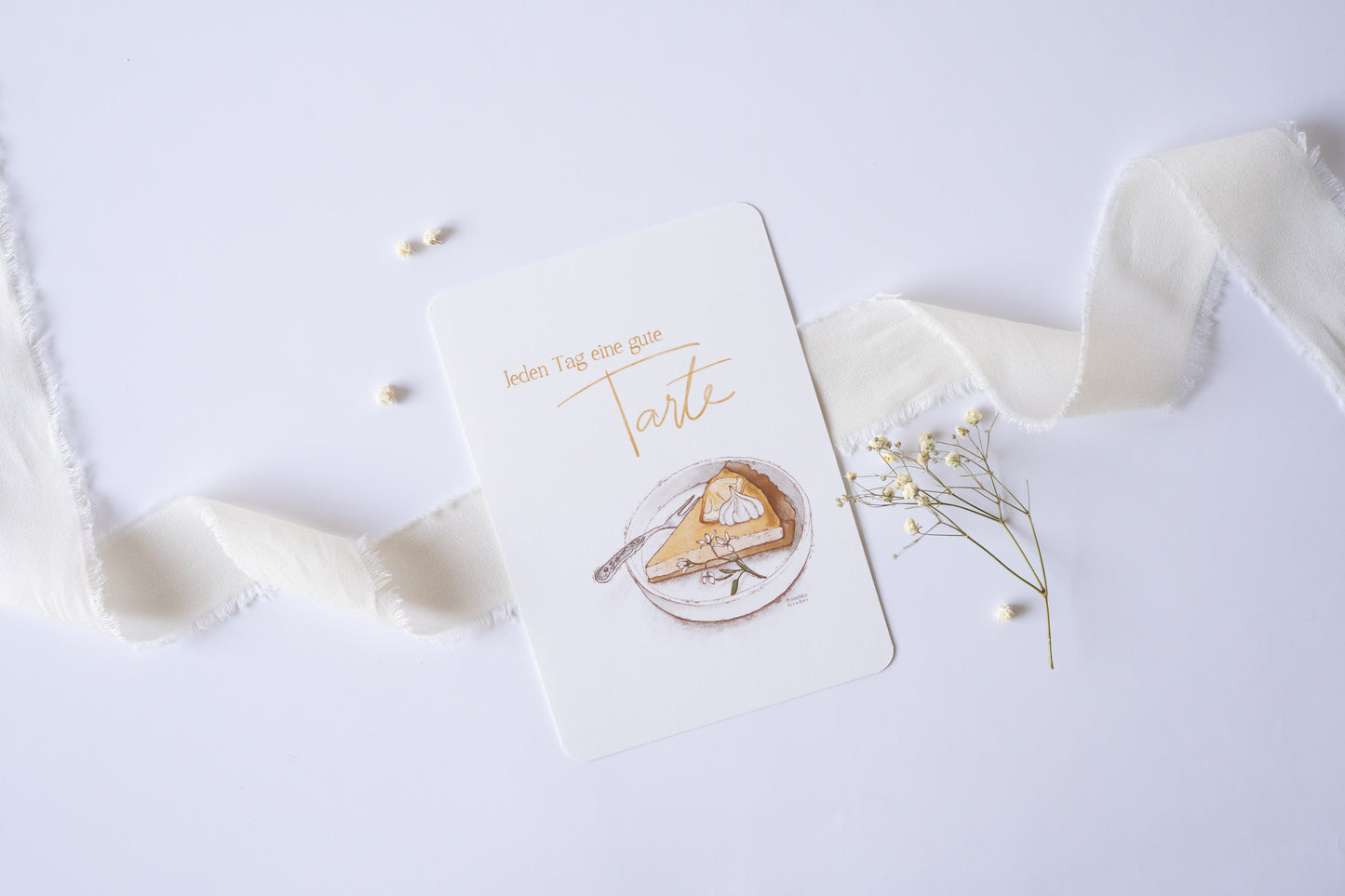 Postkarte mit Illustration eines Stücks Zitronentarte und dem Spruch „Jeden Tag eine gute Tarte“ – süße Grußkarte für Naschkatzen und Genießer