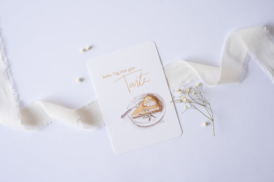 Postkarte mit Illustration eines Stücks Zitronentarte und dem Spruch „Jeden Tag eine gute Tarte“ – süße Grußkarte für Naschkatzen und Genießer