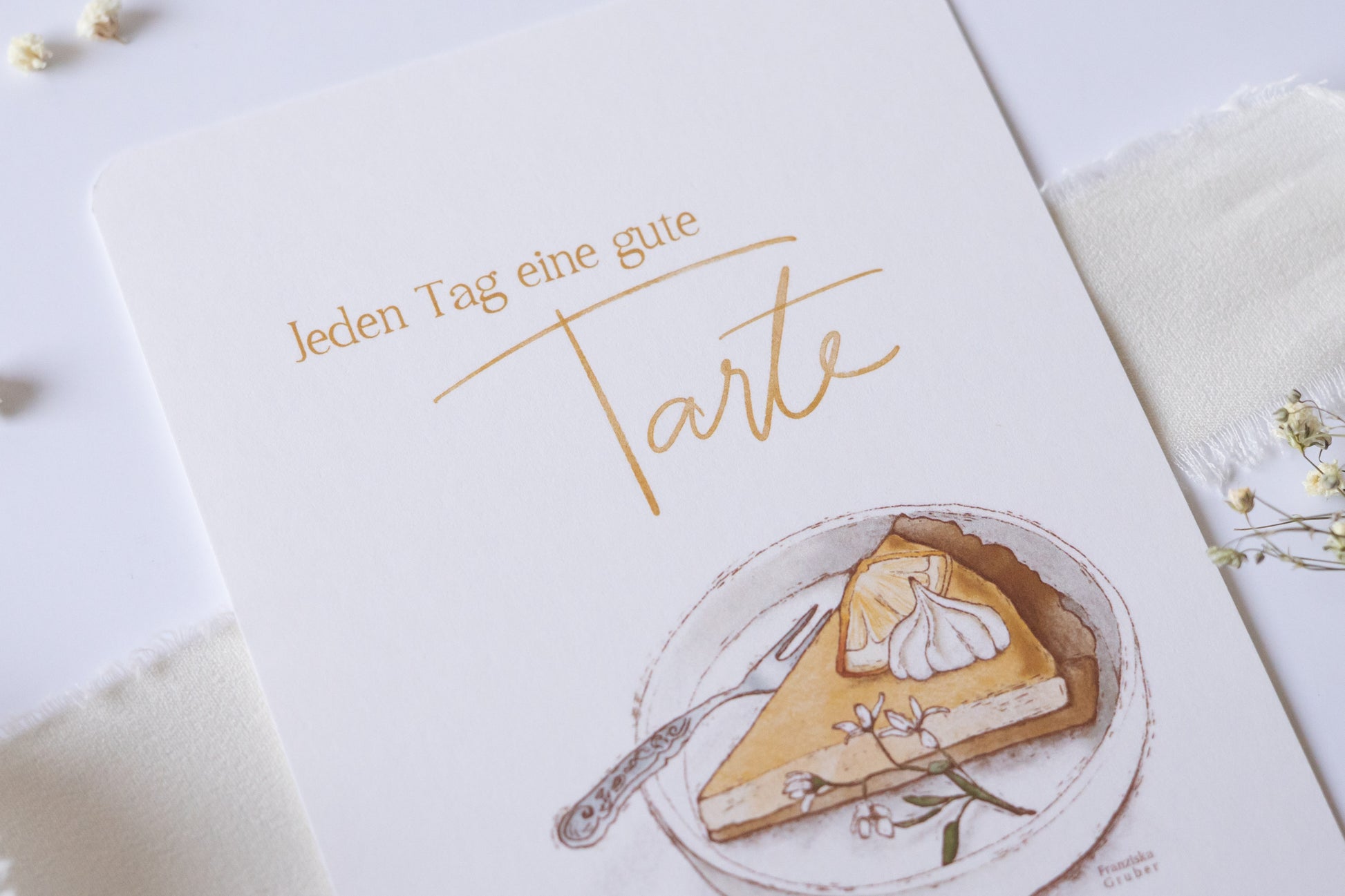 Postkarte mit Illustration eines Stücks Zitronentarte und dem Spruch „Jeden Tag eine gute Tarte“ – süße Grußkarte für Naschkatzen und Genießer