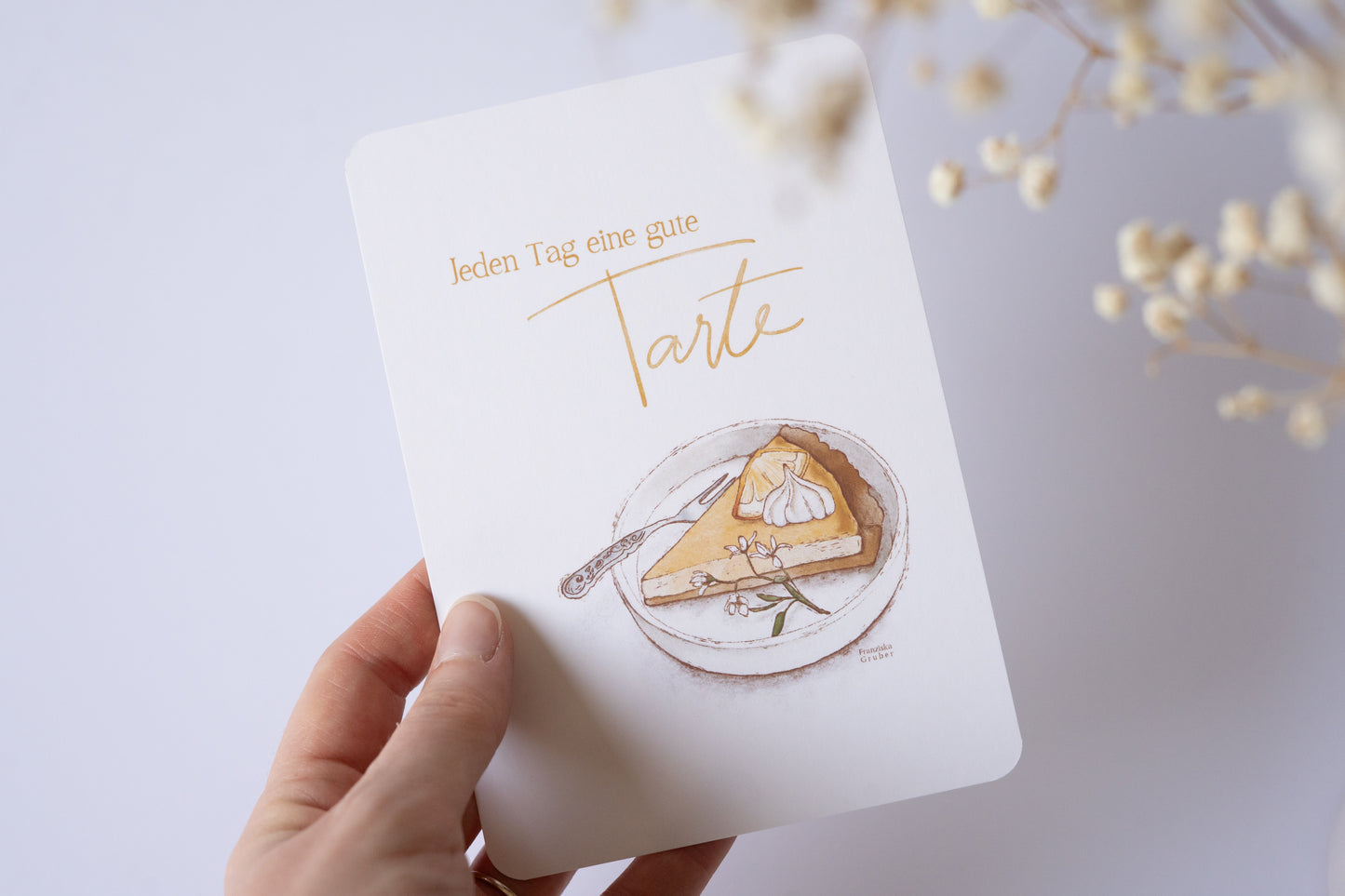 Postkarte mit Illustration eines Stücks Zitronentarte und dem Spruch „Jeden Tag eine gute Tarte“ – süße Grußkarte für Naschkatzen und Genießer